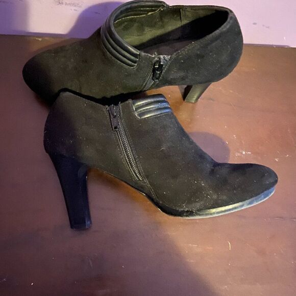 Solestainability Black High Heel Booties Women’s Size 7 Ankle Boots Eco-Friendly - Picture 2 of 4